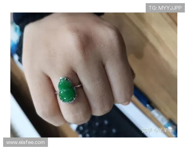 黄牌换红心裁判不罚款竟送出求婚戒指现场惊呆球迷